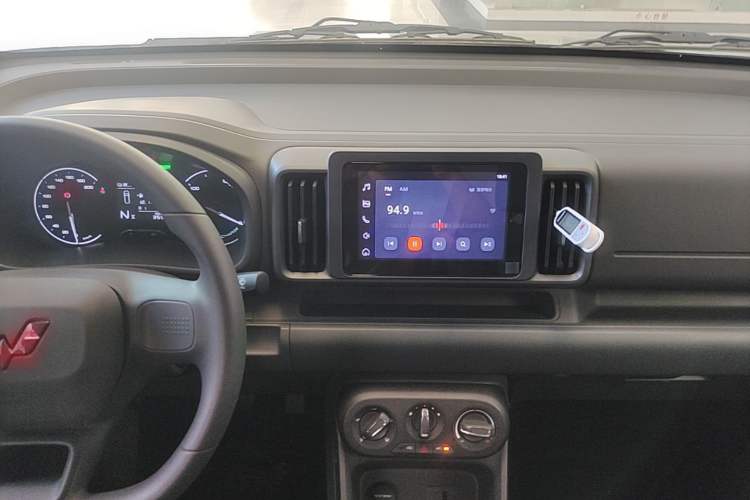 Used Wuling Rongguang EV 2026 Model 310km Standard Bus Version Audio And AC Panel