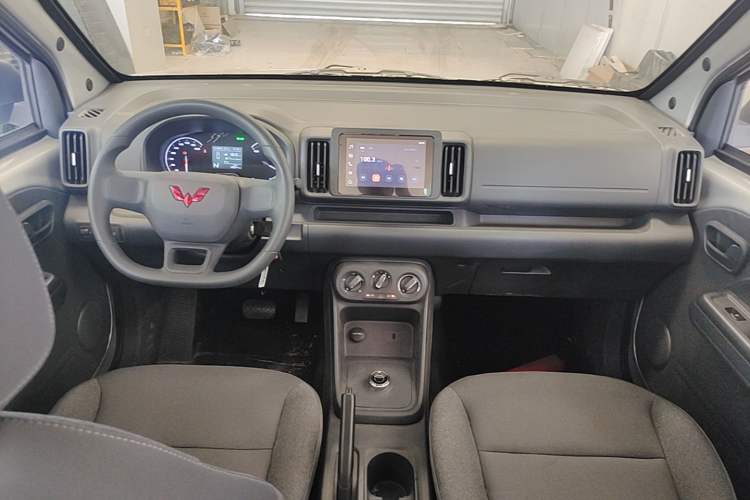 Used Wuling Rongguang EV 2026 Model 310km Standard Bus Version Center Console