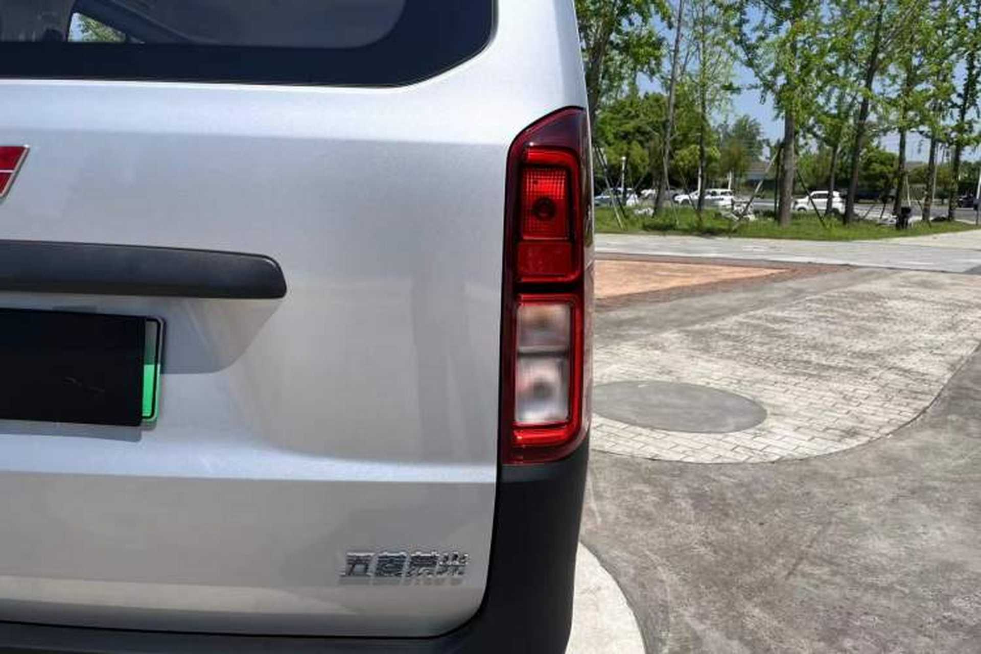 Used Wuling Rongguang EV 2026 Model 310km Standard Bus Version Exterior 9