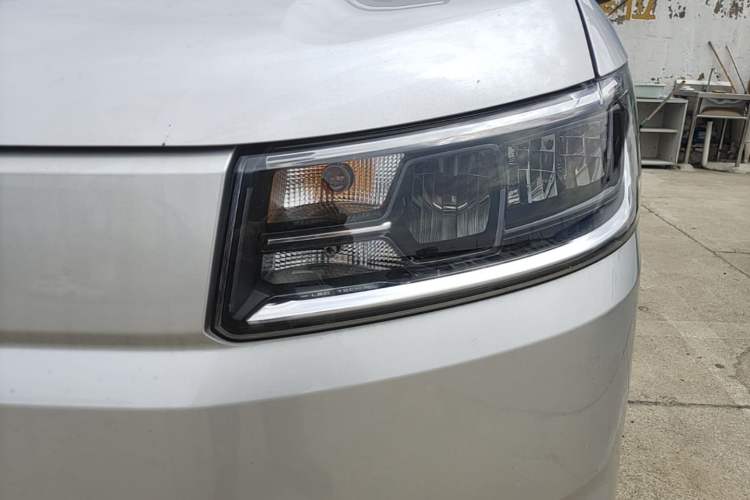 Used Wuling Rongguang EV 2026 Model 310km Standard Bus Version Left Front Headlight