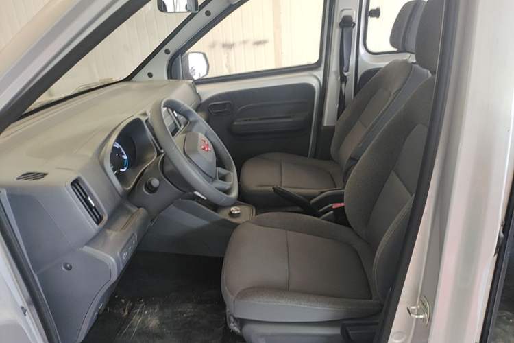 Used Wuling Rongguang EV 2026 Model 310km Standard Bus Version Left Front Seat