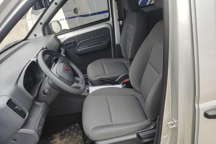 Used Wuling Rongguang EV 2026 Model 310km Standard Bus Version Left Front Seat