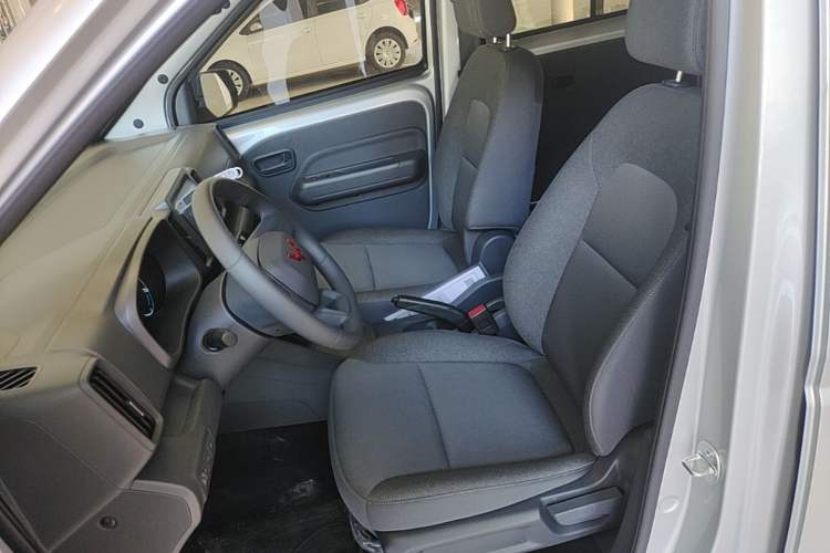 Used Wuling Rongguang EV 2026 Model 310km Standard Bus Version Left Front Seat