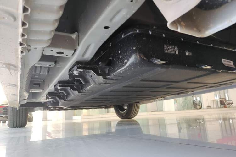Used Wuling Rongguang EV 2026 Model 310km Standard Bus Version Left Side Sill