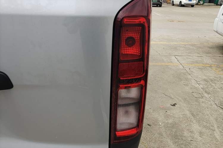 Used Wuling Rongguang EV 2026 Model 310km Standard Bus Version Right Rear Taillight