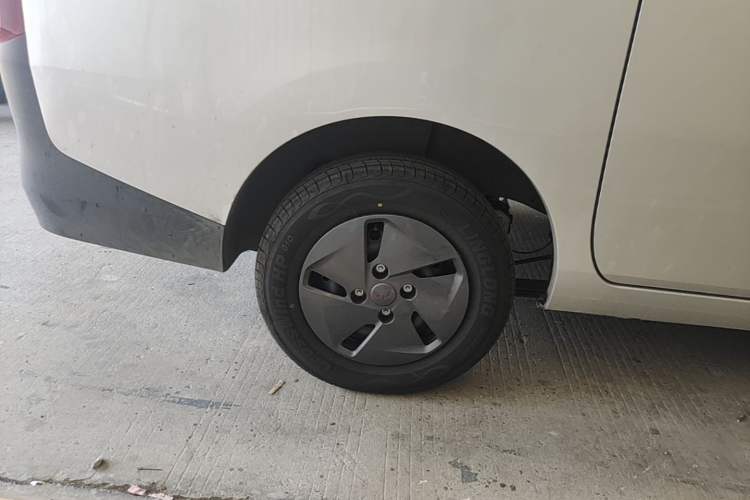 Used Wuling Rongguang EV 2026 Model 310km Standard Bus Version Right Rear Wheel Hub