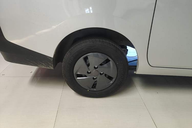 Used Wuling Rongguang EV 2026 Model 310km Standard Bus Version Right Rear Wheel Hub