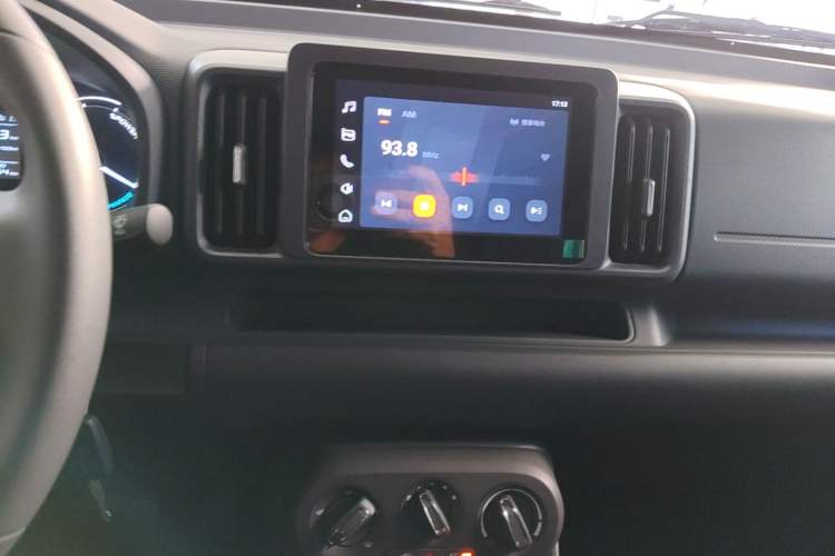 Used Wuling Rongguang EV 2026 Model 310km Standard Bus Version Audio And AC Panel