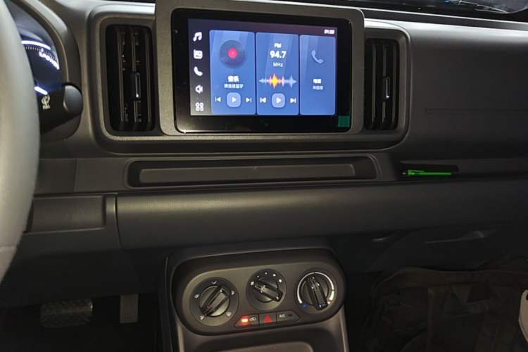 Used Wuling Rongguang EV 2026 Model 310km Standard Bus Version Audio And AC Panel