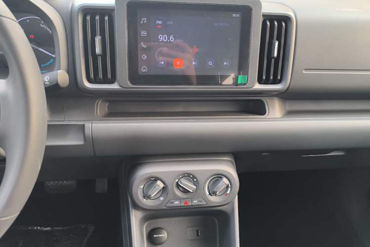 Used Wuling Rongguang EV 2026 Model 310km Standard Bus Version Audio And AC Panel