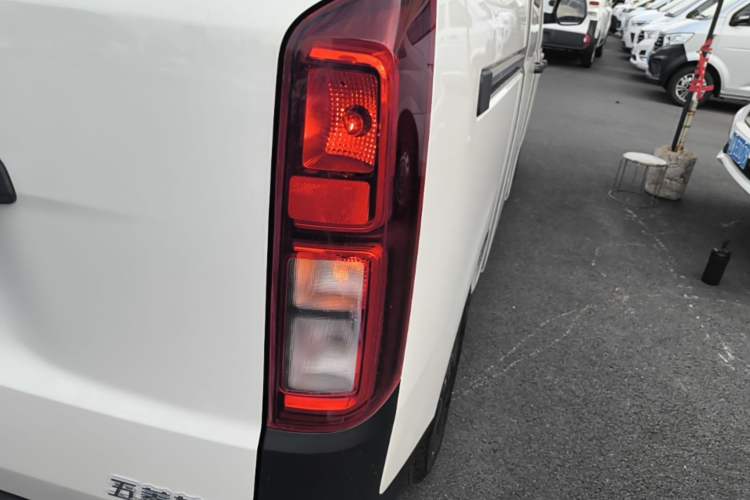 Used Wuling Rongguang EV 2026 Model 310km Standard Bus Version Exterior 3
