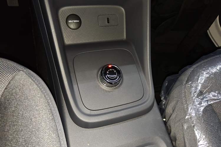 Used Wuling Rongguang EV 2026 Model 310km Standard Bus Version Gear Lever
