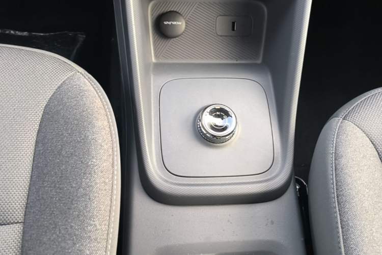Used Wuling Rongguang EV 2026 Model 310km Standard Bus Version Gear Lever