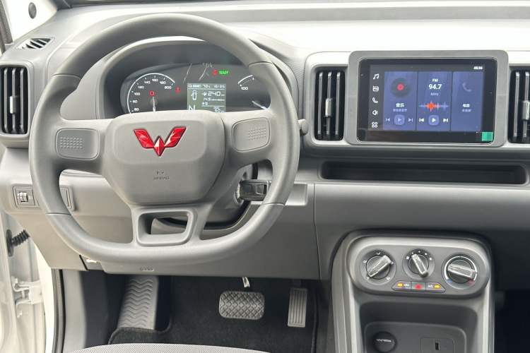 Used Wuling Rongguang EV 2026 Model 310km Standard Bus Version Interior 1