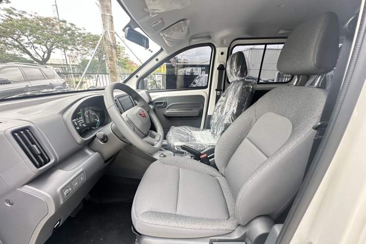 Used Wuling Rongguang EV 2026 Model 310km Standard Bus Version Interior 6