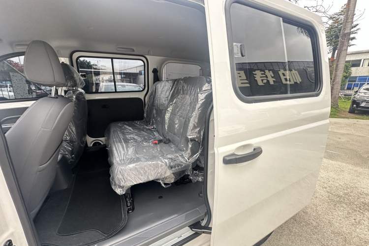 Used Wuling Rongguang EV 2026 Model 310km Standard Bus Version Interior 8