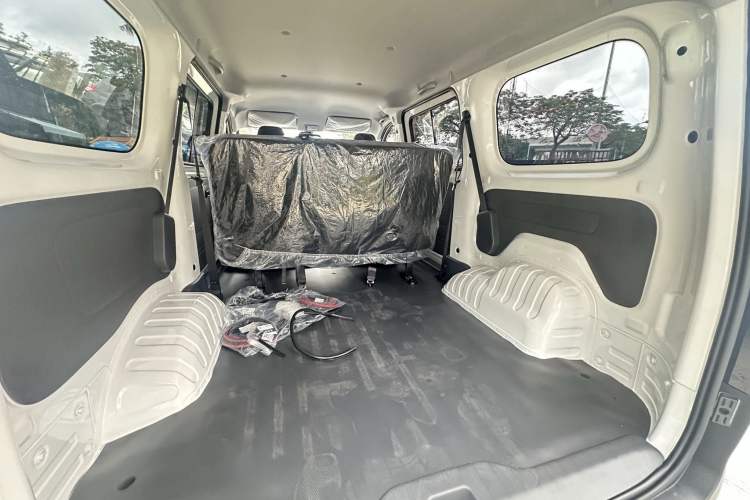 Used Wuling Rongguang EV 2026 Model 310km Standard Bus Version Interior 9