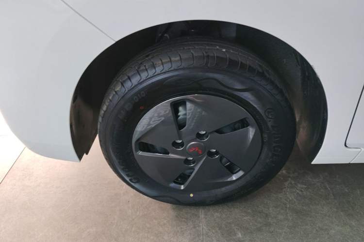 Used Wuling Rongguang EV 2026 Model 310km Standard Bus Version Left Front Wheel Hub