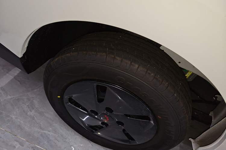 Used Wuling Rongguang EV 2026 Model 310km Standard Bus Version Right Rear Wheel Hub