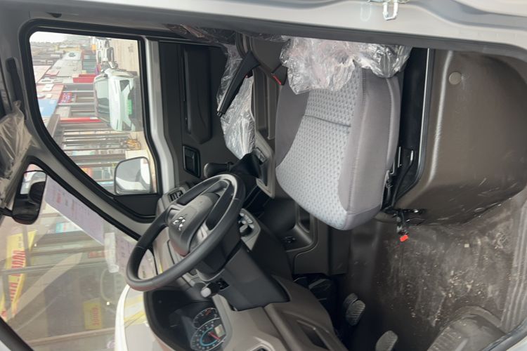 Used Wuling Rongguang New Truck 2023 2.0L Double-Cab Extended-Size Standard Version LJM20B Interior 2