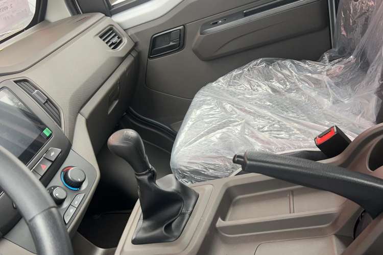 Used Wuling Rongguang New Truck 2023 2.0L Double-Cab Extended-Size Standard Version LJM20B Interior 4