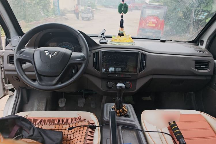 Used Wuling Rongguang New Truck 2018 1.5L Double-Cab L3C Center Console