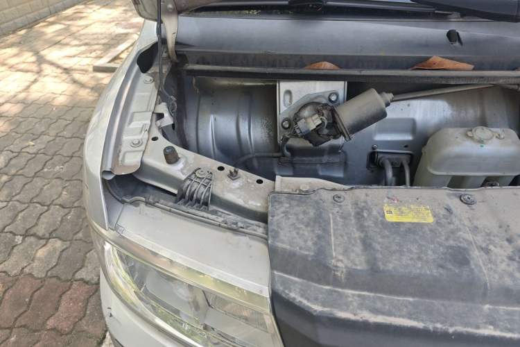Used Wuling Rongguang New Truck 2018 1.5L Single-Row L3C Engine Bay Right