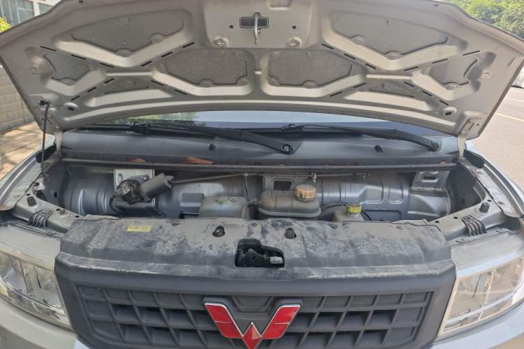 Used Wuling Rongguang New Truck 2018 1.5L Single-Row L3C Engine Bay