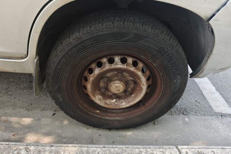 Used Wuling Rongguang New Truck 2018 1.5L Single-Row L3C Right Front Wheel Hub