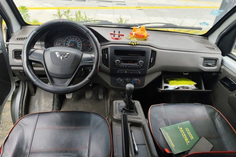 Used Wuling Rongguang New Truck 2019 1.8L Double-Cab China VI Standard LJ479Q6 Center Console