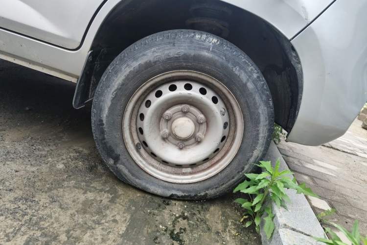 Used Wuling Rongguang New Truck 2019 1.8L Double-Cab China VI Standard LJ479Q6 Right Front Wheel Hub
