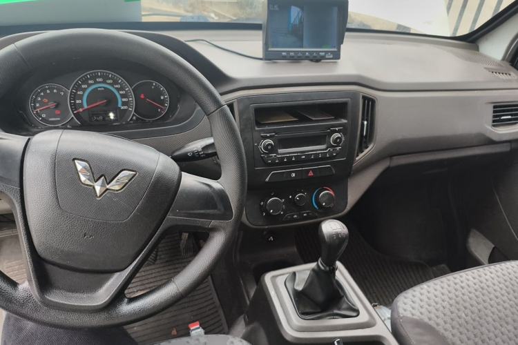 Used Wuling Rongguang New Truck 2019 1.8L Single-Row China VI LJ479Q6 Center Console