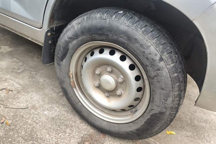 Used Wuling Rongguang New Truck 2019 1.8L Single-Row China VI LJ479Q6 Right Front Wheel Hub