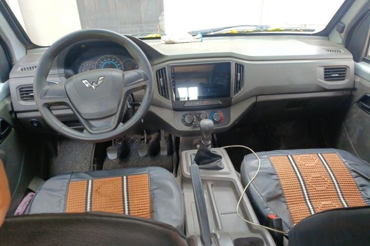Used Wuling Rongguang New Truck 2019 1.5L Double-Cab China VI L3C Center Console
