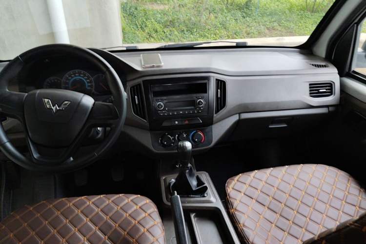 Used Wuling Rongguang New Truck 2019 1.8L Double-Cab China VI Standard LJ479Q6 Center Console
