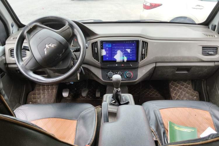 Used Wuling Rongguang New Truck 2019 1.5L Double-Cab China VI L3C Center Console