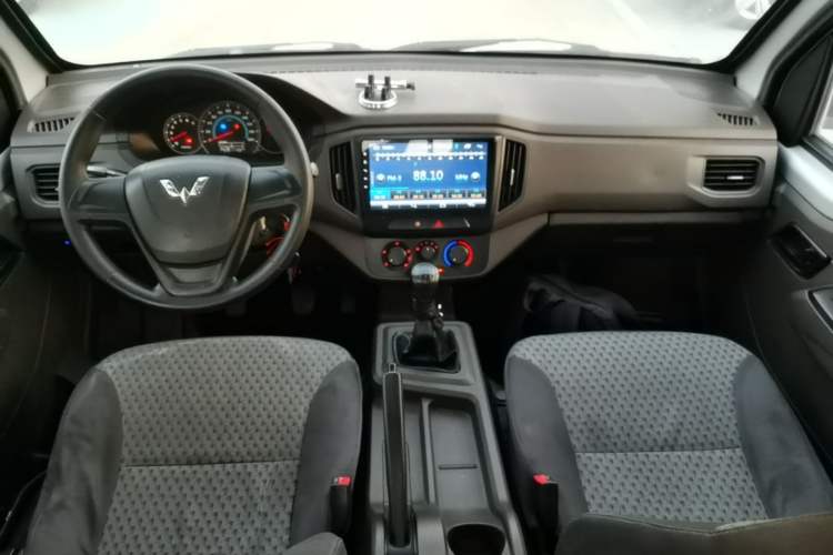 Used Wuling Rongguang New Truck 2019 1.8L Double-Cab China VI Standard LJ479Q6 Center Console