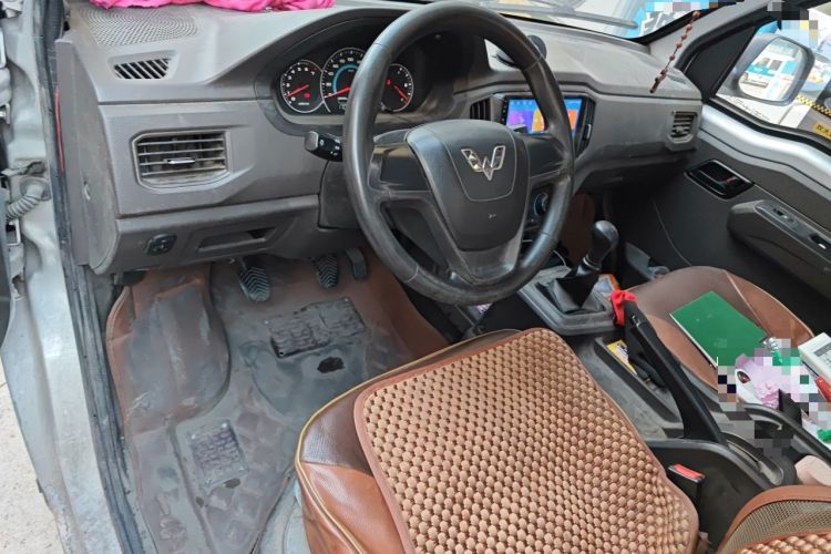 Used Wuling Rongguang New Truck 2019 1.5L Single-Row China VI L3C Center Console