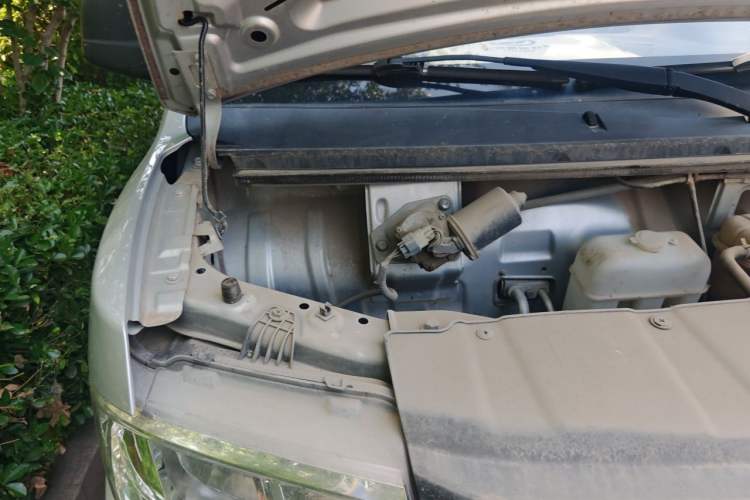 Used Wuling Rongguang New Truck 2019 1.5L Double-Cab L3C Engine Bay Right
