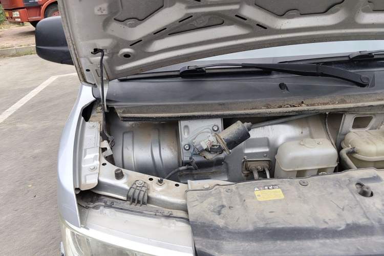 Used Wuling Rongguang New Truck 2019 1.5L Double-Cab China VI L3C Engine Bay Right