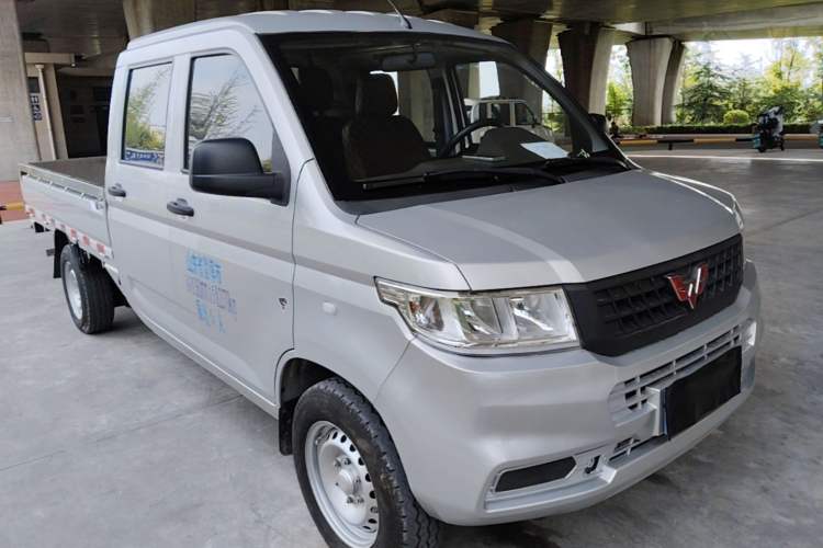 Used Wuling Rongguang New Truck 2019 1.8L Double-Cab China VI Standard LJ479Q6 Front Right 45 Deg