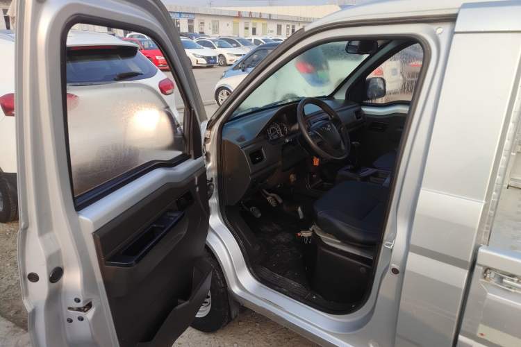 Used Wuling Rongguang New Truck 2019 1.8L Single-Row China VI LJ479Q6 Interior 3