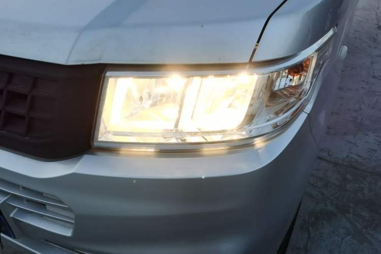 Used Wuling Rongguang New Truck 2019 1.8L Double-Cab China VI Standard LJ479Q6 Left Front Headlight