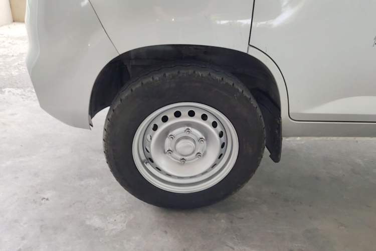 Used Wuling Rongguang New Truck 2019 1.8L Double-Cab China VI Standard LJ479Q6 Left Front Wheel Hub