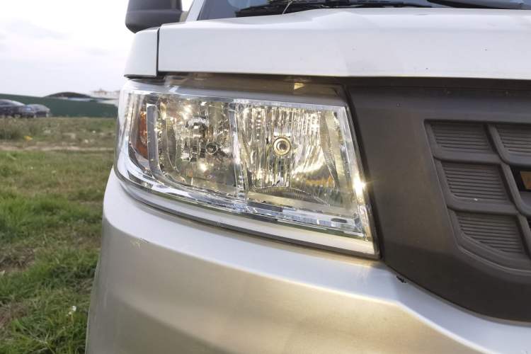 Used Wuling Rongguang New Truck 2019 1.8L Double-Cab China VI Standard LJ479Q6 Right Front Headlight