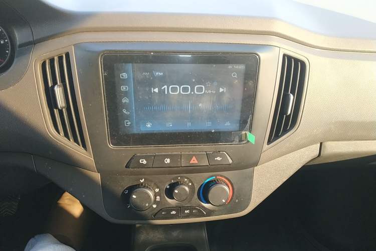 Used Wuling Rongguang New Truck 2021 1.8L Comfort-Grade Double-Cab Dual Rear Wheels LJ479Q6 Audio And AC Panel