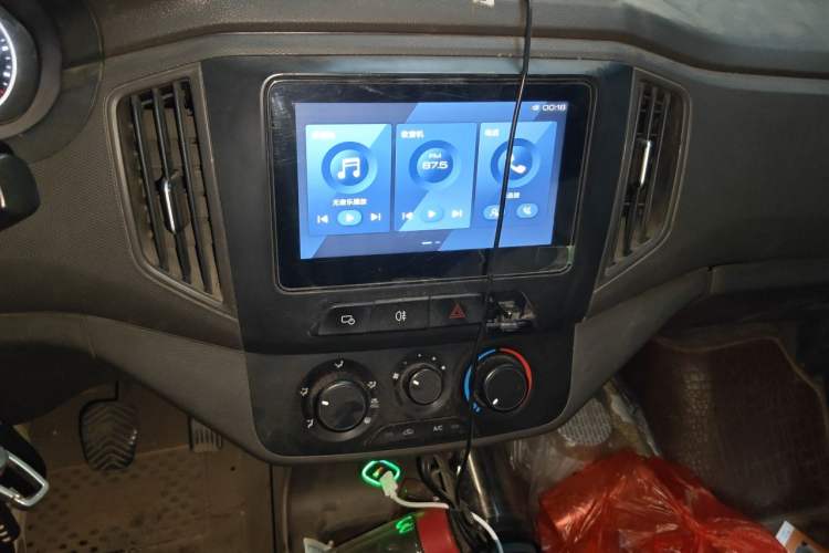 Used Wuling Rongguang New Truck 2021 1.8L Comfort-Grade Double-Cab Dual Rear Wheels LJ479Q6 Audio And AC Panel
