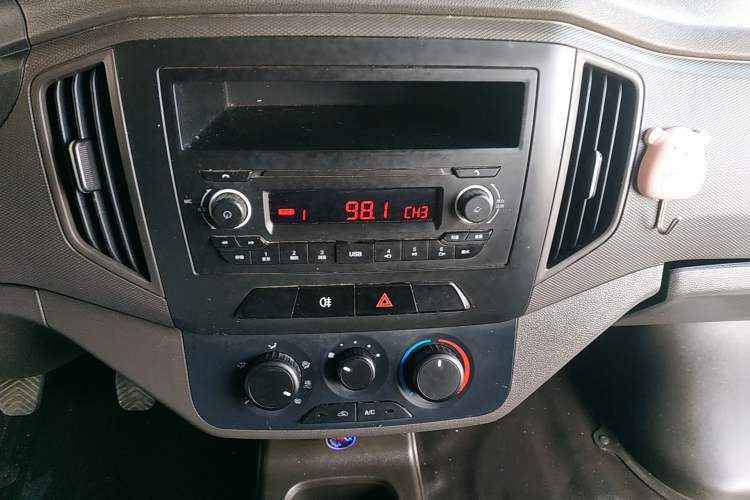 Used Wuling Rongguang New Truck 2021 1.8L Base Model Double-Cab with Dual Rear Wheels LJ479Q6 Audio And AC Panel