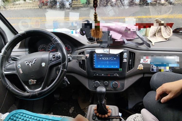 Used Wuling Rongguang New Truck 2021 1.8L Comfort-Grade Double-Cab Dual Rear Wheels LJ479Q6 Center Console