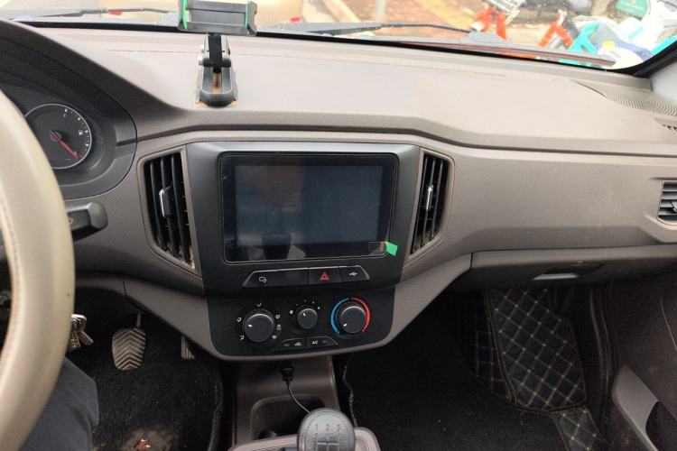 Used Wuling Rongguang New Truck 2021 1.5L Rural Version LV1 Extended Single-Row L3C Center Console